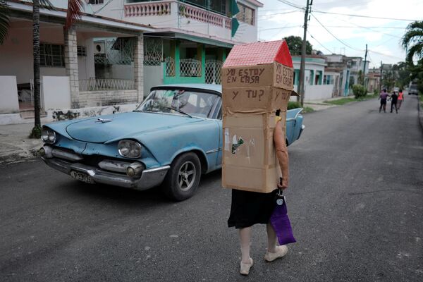 Женщина в картонной конструкции для защиты от коронавируса на улице в Гаване, Куба - Sputnik Абхазия