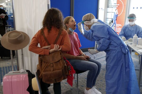 Прибывшую из Катара пассажирку тестируют на коронавирус в международном аэропорту Элефтериос Венизелос в Афинах - Sputnik Абхазия