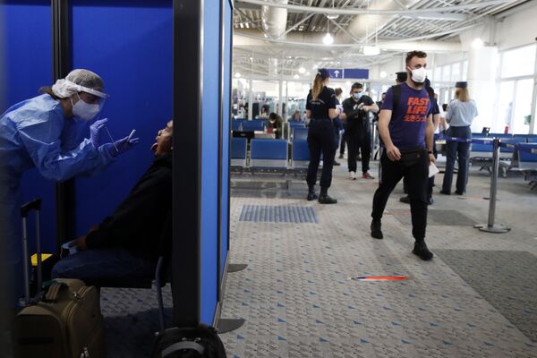 Прибывшего из Катара пассажира тестируют на коронавирус в международном аэропорту Элефтериос Венизелос в Афинах - Sputnik Абхазия