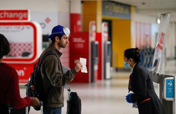 Пассажир предъявляет свой паспорт сотруднику в аэропорту Гатвик, Великобритания - Sputnik Абхазия