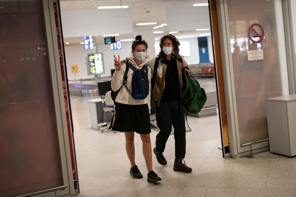  Пассажиры рейса из Амстердама в защитных масках прибывают в международный аэропорт в Афинах, Греция - Sputnik Абхазия