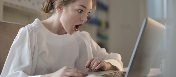 Девушка за ноутбуком Девушка за ноутбуком - Sputnik Абхазия