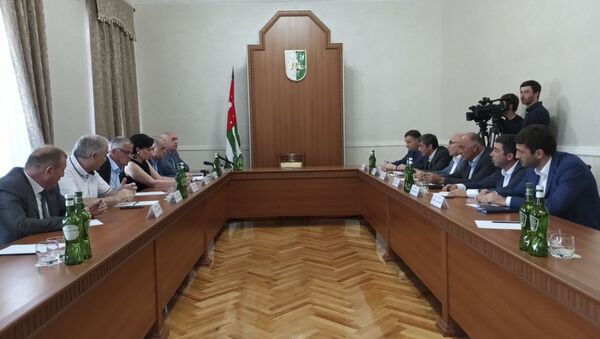 Встреча руководителя администрации президента Алхаса Квициниа с главами районов - Sputnik Абхазия