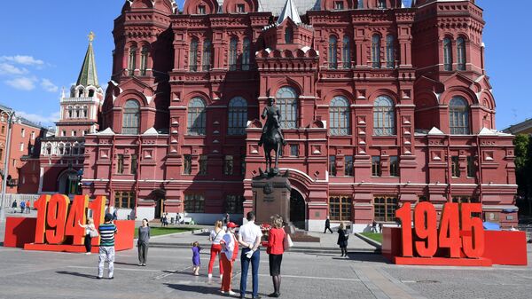 Украшение перед памятником маршалу Георгию Жукову у Исторического музея в Москве - Sputnik Абхазия