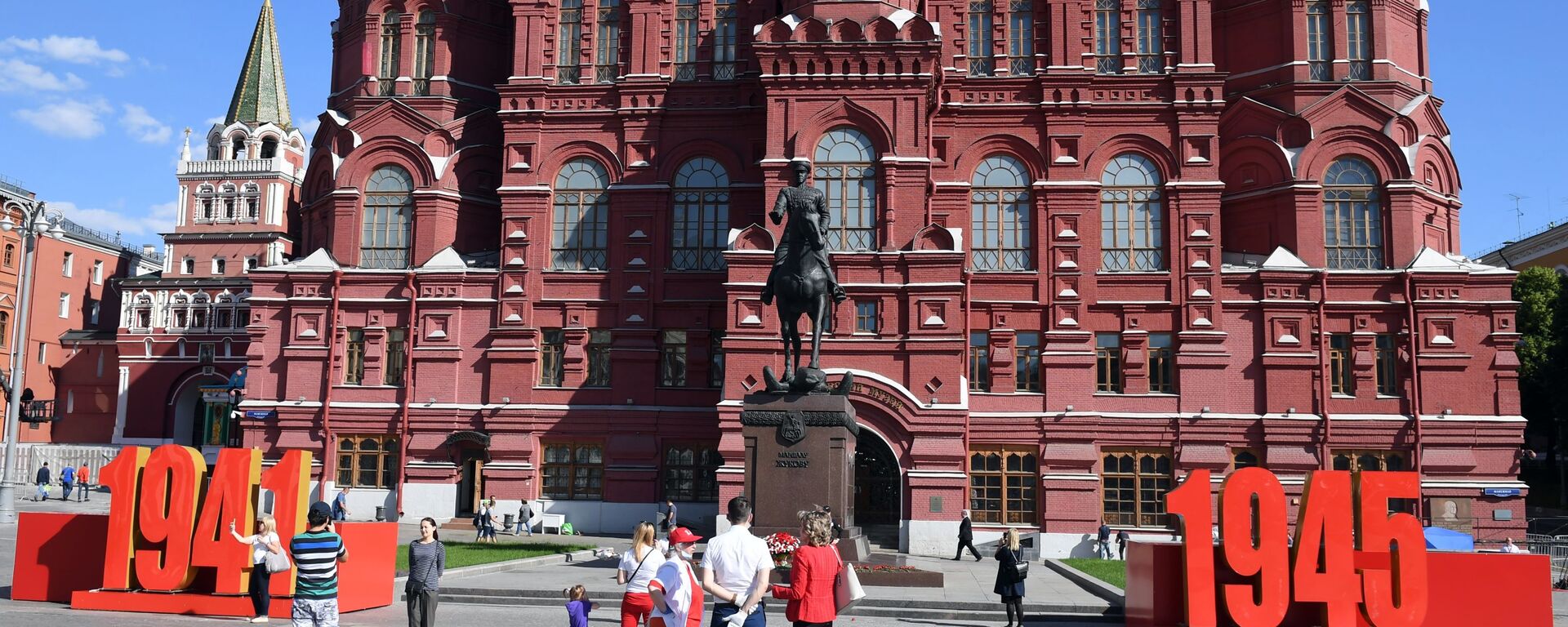 Украшение перед памятником маршалу Георгию Жукову у Исторического музея в Москве - Sputnik Абхазия, 1920, 29.10.2025