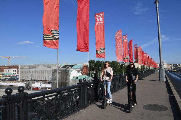 Девушки на самокатах на Большом Каменном Мосту в Москве - Sputnik Абхазия
