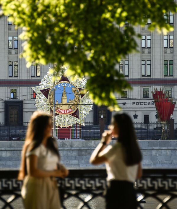 Декорация в виде Ордена Победы у здания Министерства обороны в Москве - Sputnik Абхазия
