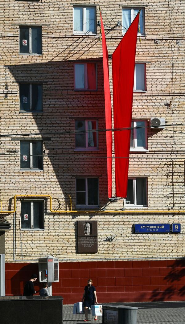 Флаги на стене жилого дома на Кутузовском проспекте в Москве - Sputnik Абхазия