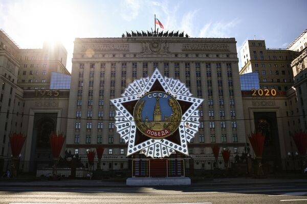 Декорация в виде Ордена Победы у здания Министерства обороны в Москве - Sputnik Абхазия