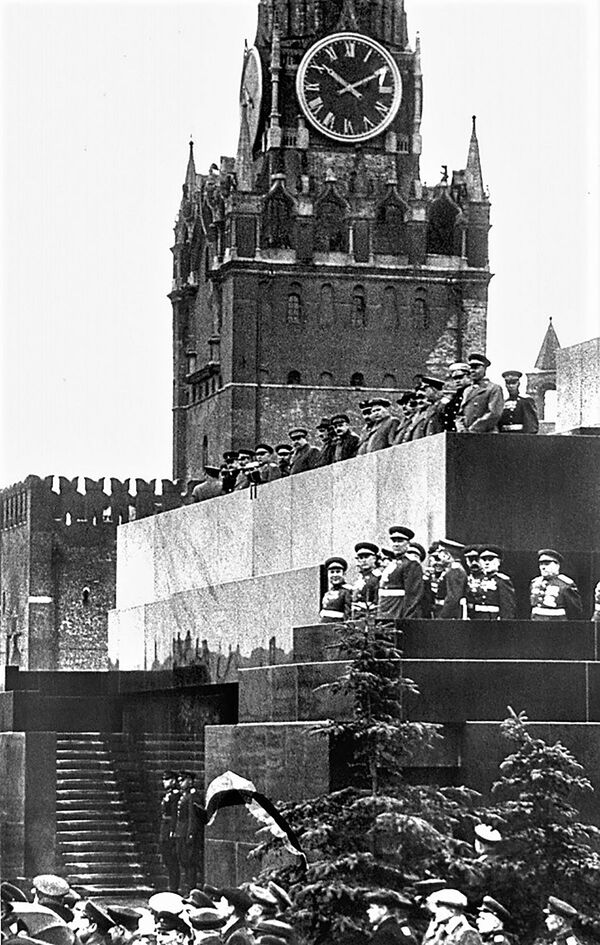 Трибуна Мавзолея Ленина во время Парада Победы на Красной площади 24 июня 1945 года - Sputnik Абхазия