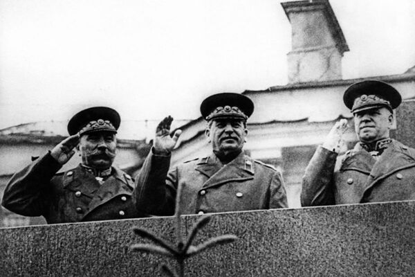 Генеральный секретарь ЦК ВКП(б)/КПСС Иосиф Сталин на трибуне во время Парада Победы на Красной площади 24 июня 1945 года - Sputnik Абхазия