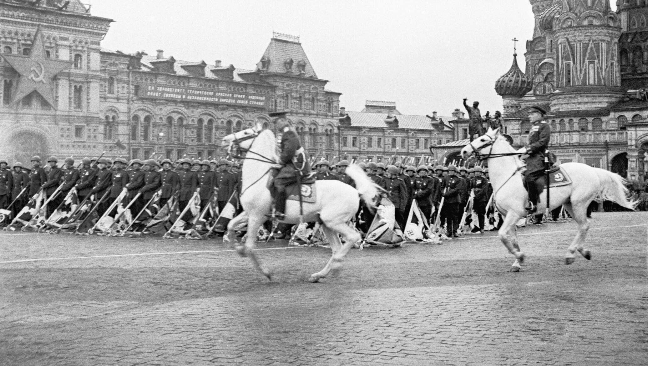 Принимал парад на красной площади 1945