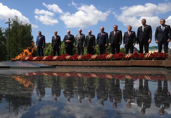 Президент РФ В. Путин на церемонии возложения цветов к Могиле Неизвестного солдата - Sputnik Абхазия