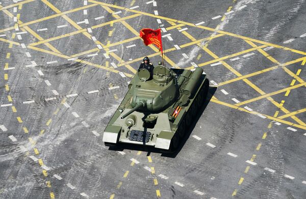 Танк Т-34-85 во время военного парада Победы - Sputnik Абхазия