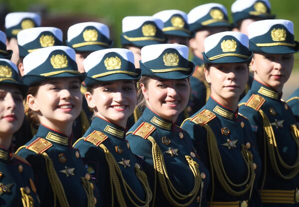 Военнослужащие парадных расчетов перед началом военного парада на Красной площади в Москве - Sputnik Абхазия