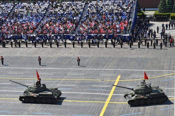 Танки Т-34-85 во время военного парада Победы - Sputnik Абхазия