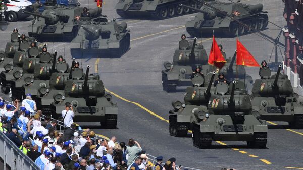 Танки Т-34-85 во время военного парада Победы на Красной площади - Sputnik Аҧсны