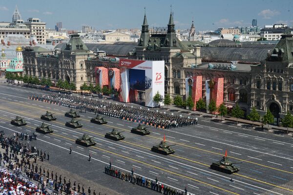 Танки Т-34-85 во время военного парада в ознаменование 75-летия Победы на Красной площади - Sputnik Аҧсны