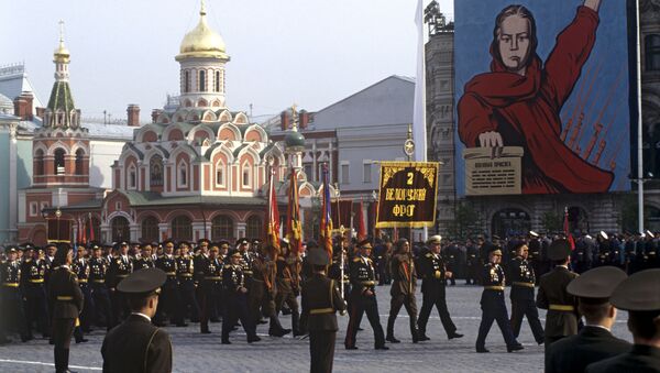Празднование 50-летия Победы советского народа в Великой Отечественной войне 1941-1945 года. На Красной площади состоялся парад, в котором приняли участие ветераны 10 фронтов. - Sputnik Аҧсны