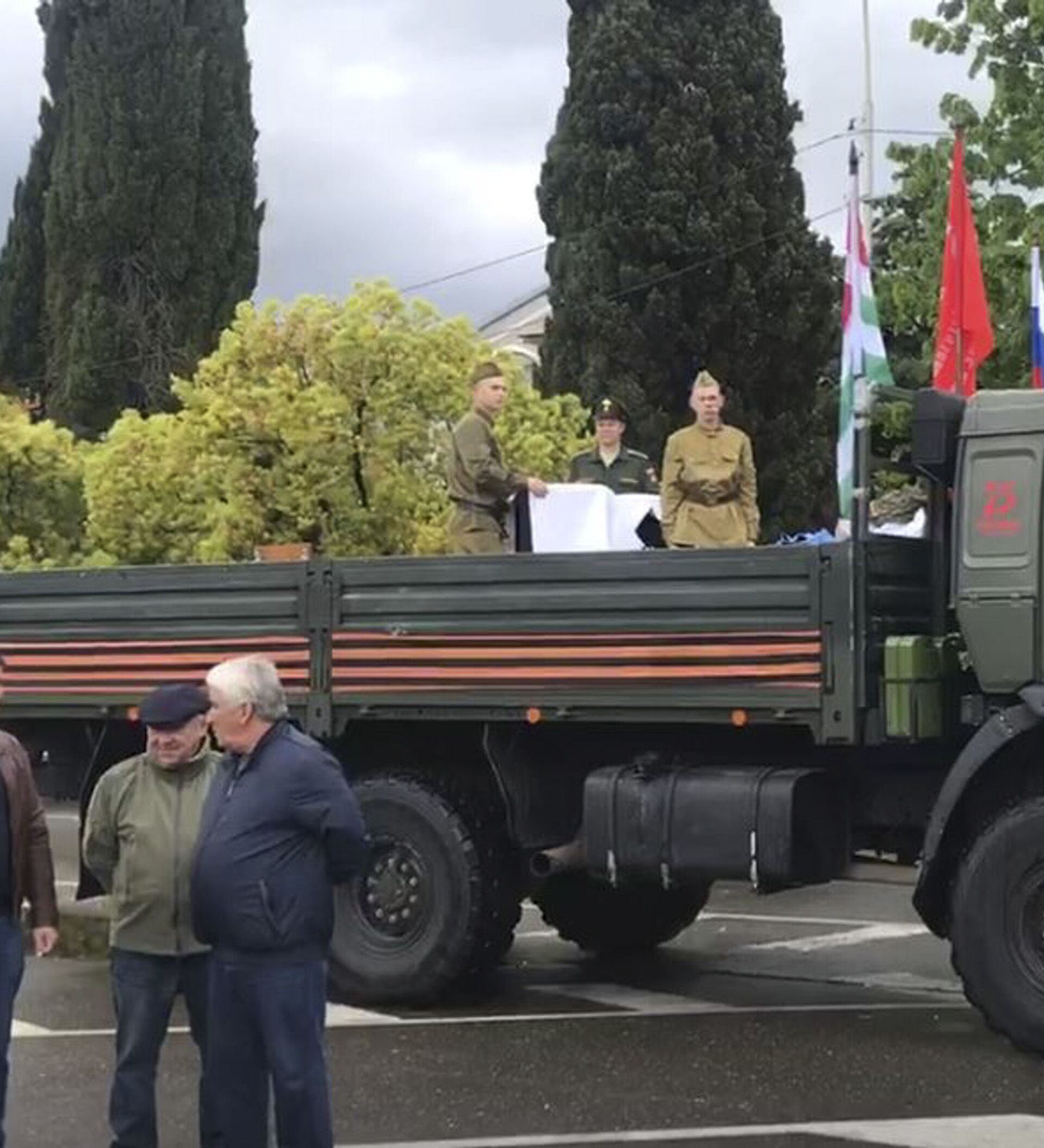 Военные ЮВО проехали по улицам Абхазии под песни военных лет в честь Победы  - 24.06.2020, Sputnik Абхазия