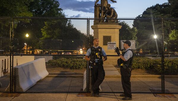 Полиция охраняет один из памятников в Вашингтоне  - Sputnik Абхазия