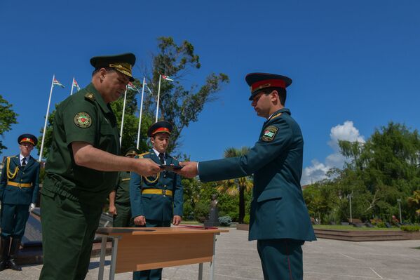 Вручение дипломов выпускникам СВОКУ - Sputnik Абхазия