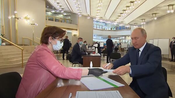 Владимир Путин проголосовал по поправкам к Конституции - Sputnik Абхазия