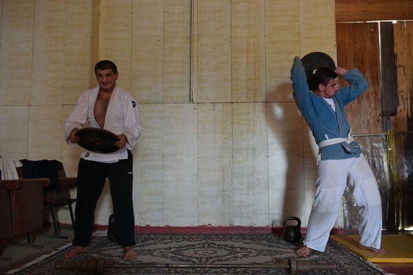 В школе по дзюдо и самбо боевые искусства изучают около 30 парней и девушек - Sputnik Абхазия