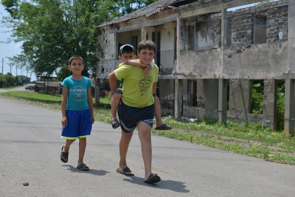 Многие здания в селе Лабра были разрушены и сожжены во время войны - Sputnik Абхазия