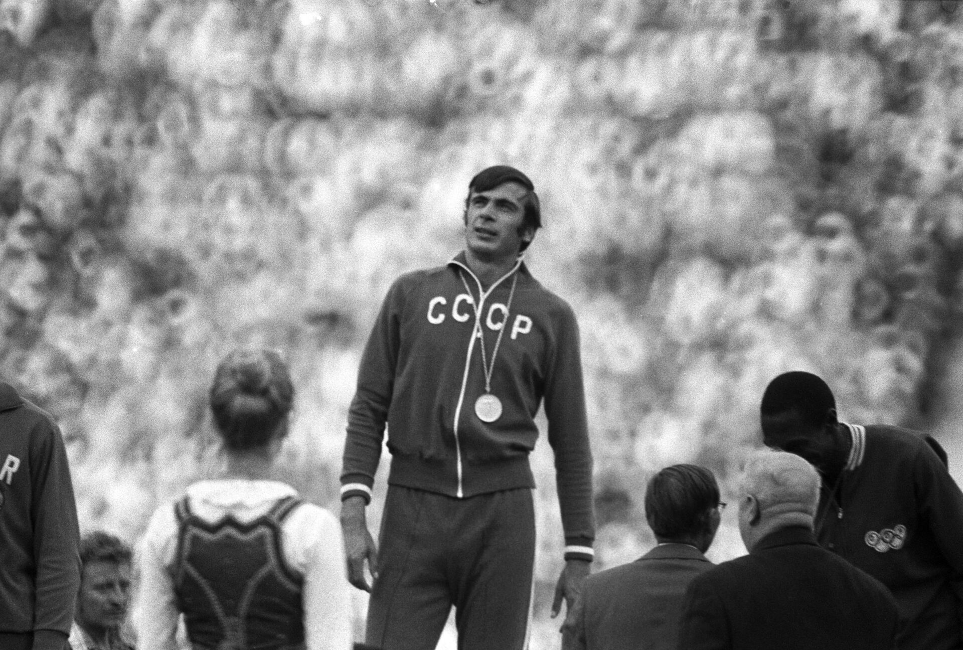 XX летние Олимпийские игры в Мюнхене. 26 августа - 10 сентября 1972 года. Советский легкоатлет, олимпийский чемпион в тройном прыжке Виктор Данилович Санеев на пьедестале почета. XX летние Олимпийские игры в Мюнхене. 26 августа - 10 сентября 1972 года. Советский легкоатлет, олимпийский чемпион в тройном прыжке Виктор Данилович Санеев на пьедестале почета. - Sputnik Абхазия, 1920, 02.10.2025