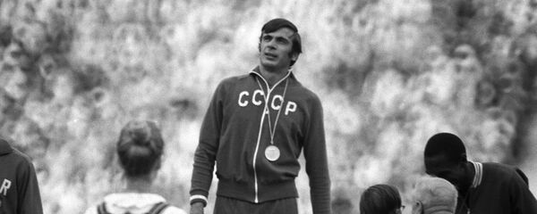 XX летние Олимпийские игры в Мюнхене. 26 августа - 10 сентября 1972 года. Советский легкоатлет, олимпийский чемпион в тройном прыжке Виктор Данилович Санеев на пьедестале почета. XX летние Олимпийские игры в Мюнхене. 26 августа - 10 сентября 1972 года. Советский легкоатлет, олимпийский чемпион в тройном прыжке Виктор Данилович Санеев на пьедестале почета. - Sputnik Аҧсны