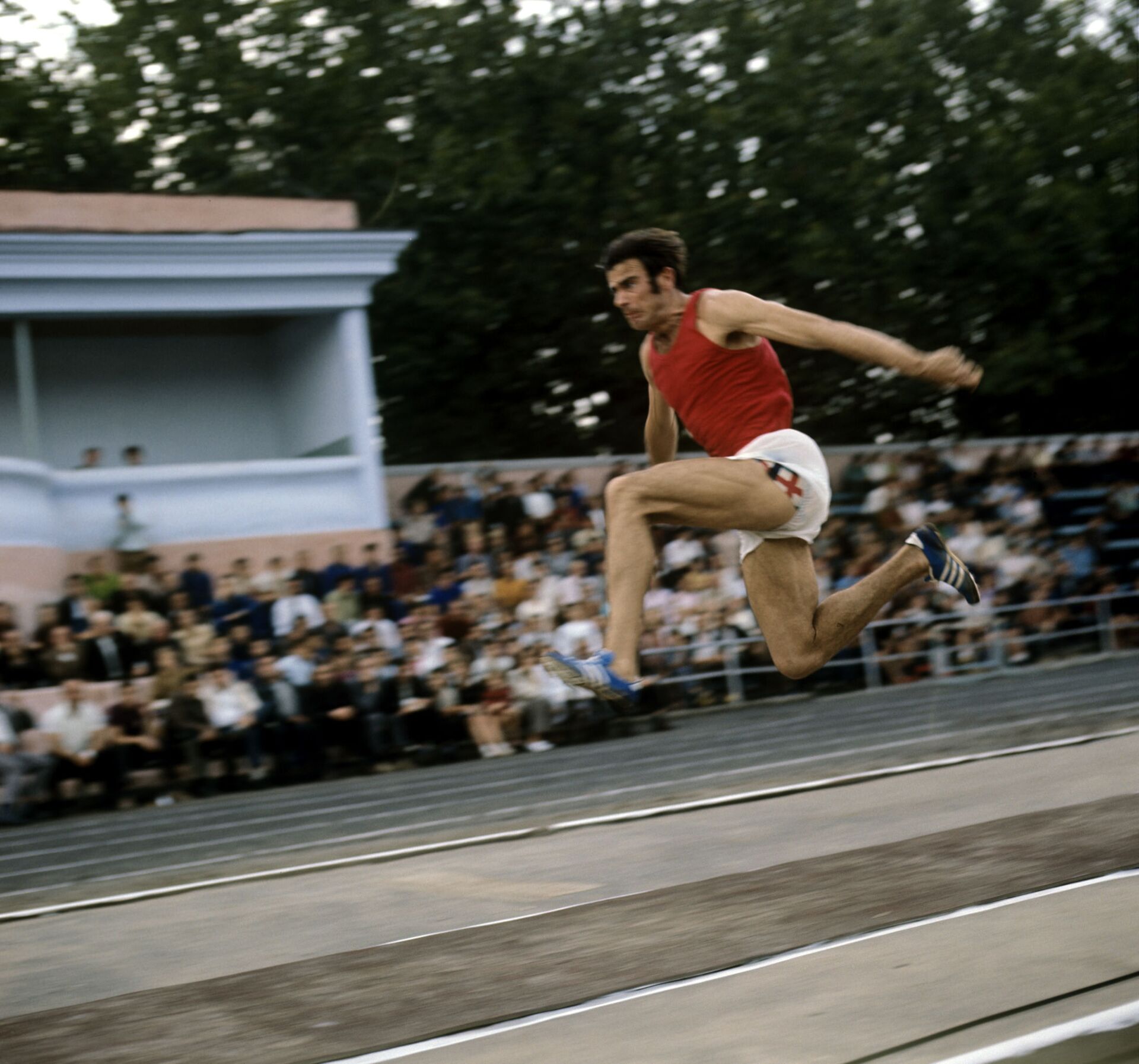 Советский легкоатлет, Олимпийский чемпион по легкой атлетике в тройном прыжке 1968 и 1972 годов Виктор Санеев во время выполнения прыжка в длину. - Sputnik Аҧсны, 1920, 03.01.2022