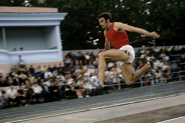 Советский легкоатлет, Олимпийский чемпион по легкой атлетике в тройном прыжке 1968 и 1972 годов Виктор Санеев во время выполнения прыжка в длину. - Sputnik Абхазия