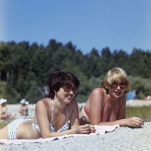 Девушки на пляже дома отдыха Зерендинский, 1981 год - Sputnik Абхазия