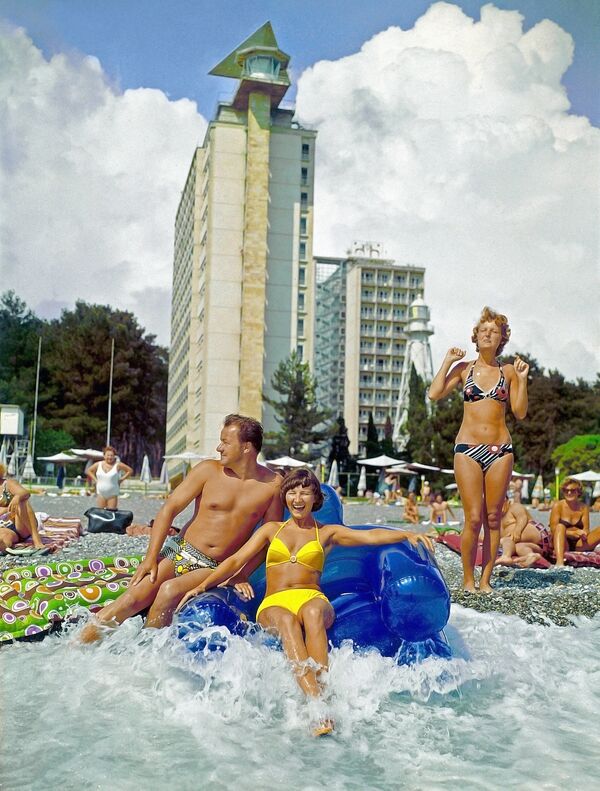 Отдыхающие на пляже пансионата в Пицунде, 1982 год - Sputnik Абхазия