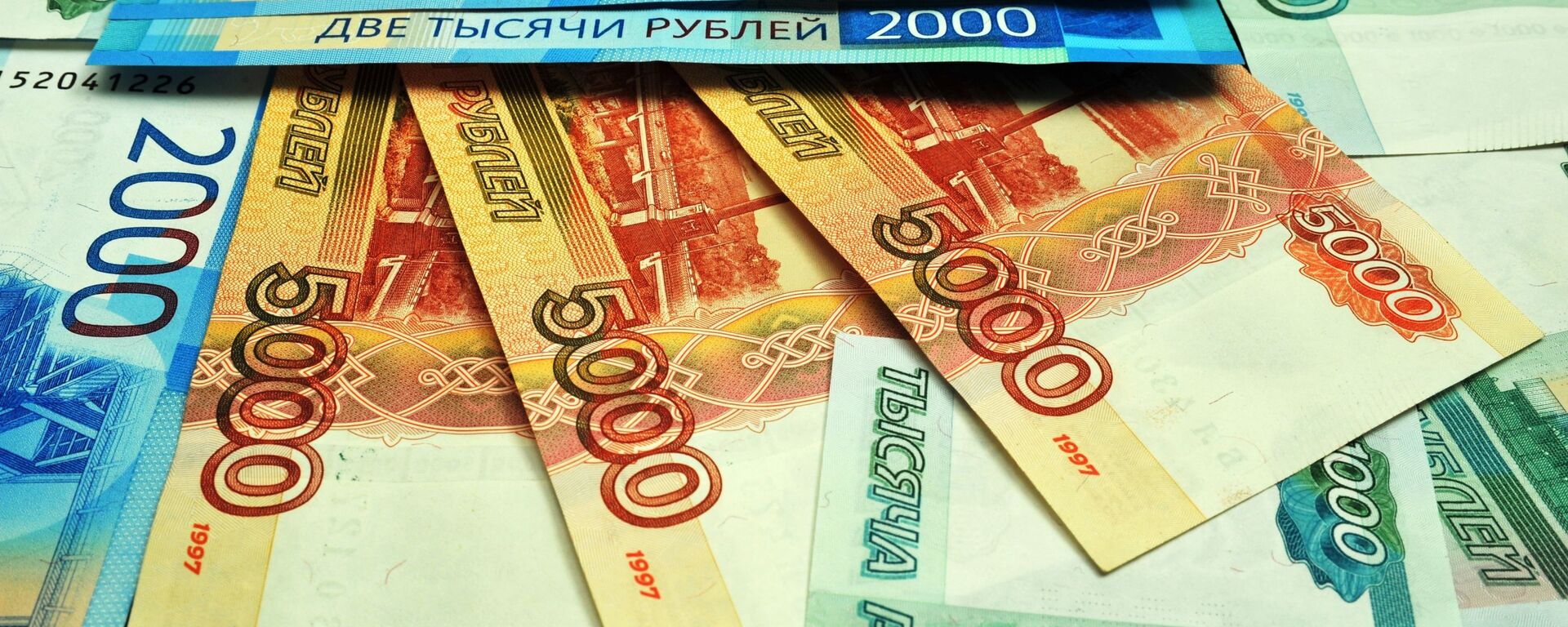 Банкноты номиналом 1000, 2000 и 5000 рублей. - Sputnik Абхазия, 1920, 27.02.2022