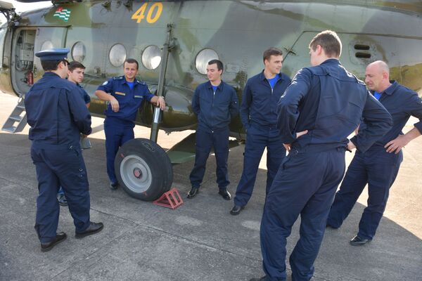 Для полной заправки бензобака необходимо 1750 литров, за час вертолет расходует около 750 литров  - Sputnik Абхазия