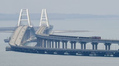 Грузовой состав на Крымском мосту