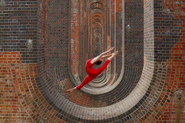 Танцовщица Ханна Мартин во время тренировки у виадука долины Уз в Великобритании - Sputnik Абхазия