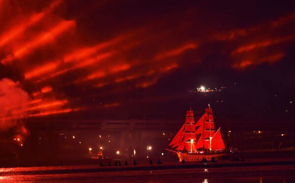 Бриг Россия в акватории Финского залива во время праздника выпускников Алые паруса в Санкт-Петербурге - Sputnik Абхазия