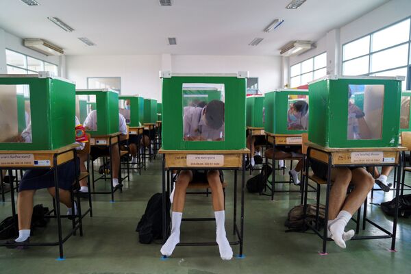  Ученики школы Сэм Хок во время обучения в условиях ослабления карантинных мер, Таиланд - Sputnik Абхазия