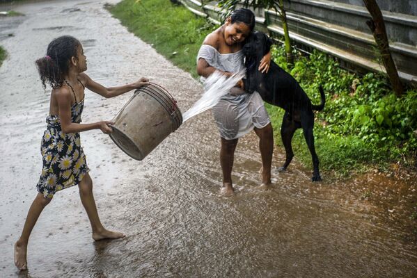 Дети играют под дождем, Гавана, Куба - Sputnik Абхазия