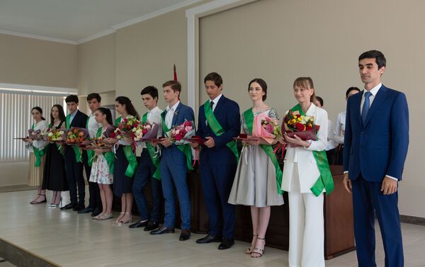 Церемония награждения медалями выпускников средних школ прошла в Министерстве просвещения - Sputnik Абхазия