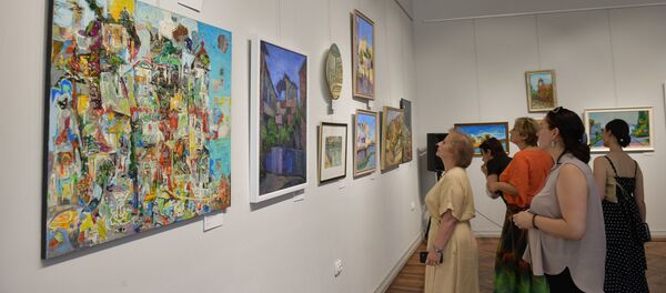 Диалог времен: выставка ко Дню города открылась в Сухуме Диалог времен: выставка ко Дню города открылась в Сухуме - Sputnik Абхазия