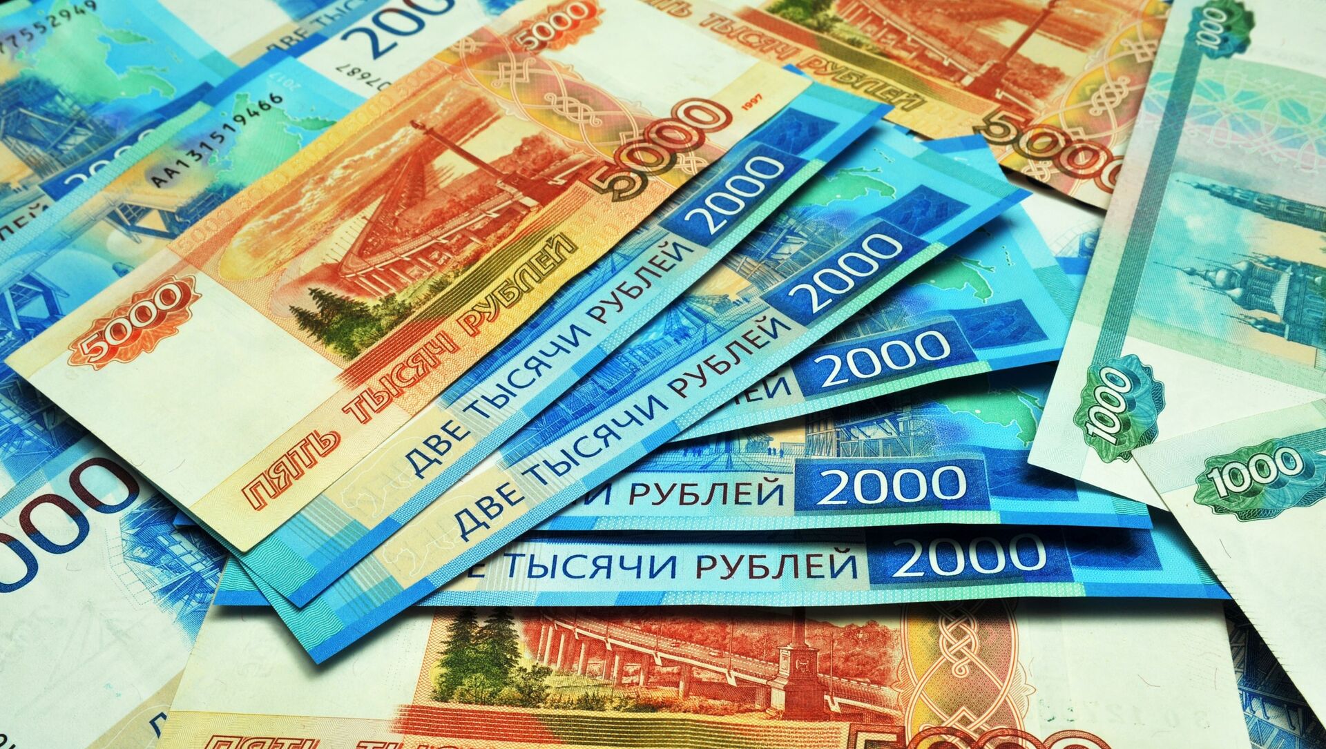 Банкноты номиналом 1000, 2000 и 5000 рублей. - Sputnik Аҧсны, 1920, 02.05.2021