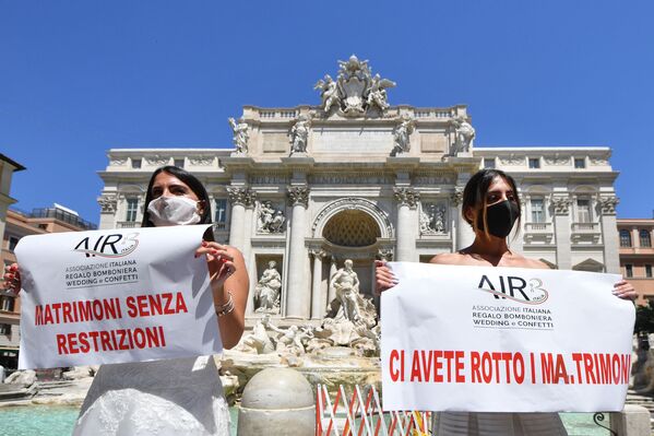 Акция протеста невест у фонтана Треви в Риме против откладывания свадебных церемоний из-за COVID-19 - Sputnik Абхазия