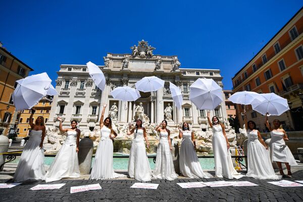 Акция протеста невест у фонтана Треви в Риме против откладывания свадебных церемоний из-за COVID-19 - Sputnik Абхазия