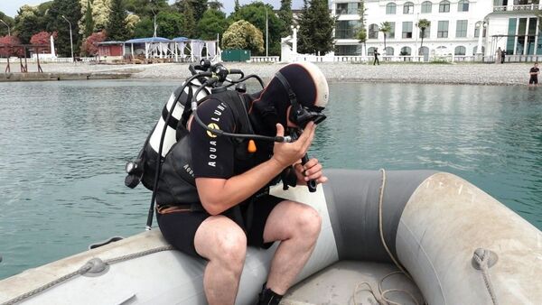 Подводная охота: водолазы МЧС очищают морское дно в Сухуме - Sputnik Абхазия