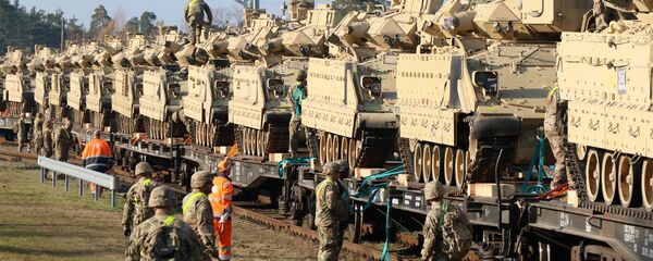 Члены армии США 1-й дивизии 9-го полка 1-го батальона разгружают тяжелую боевую технику Члены армии США 1-й дивизии 9-го полка 1-го батальона разгружают тяжелую боевую технику - Sputnik Абхазия