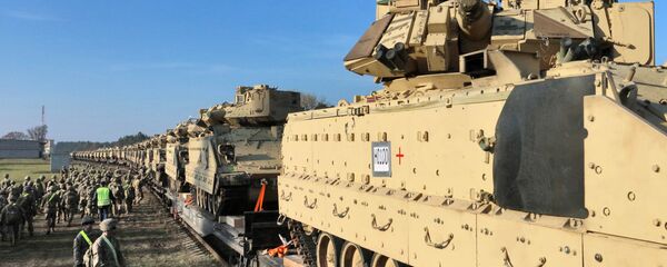 Члены армии США 1-й дивизии 9-го полка 1-го батальона разгружают тяжелую боевую технику - Sputnik Абхазия